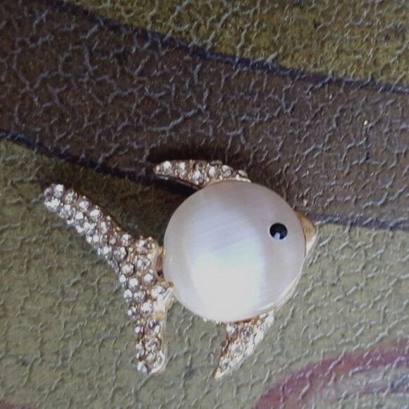 Small bling beaded rhinestone costume jewelry fish pin broach - Picture 6 of 7